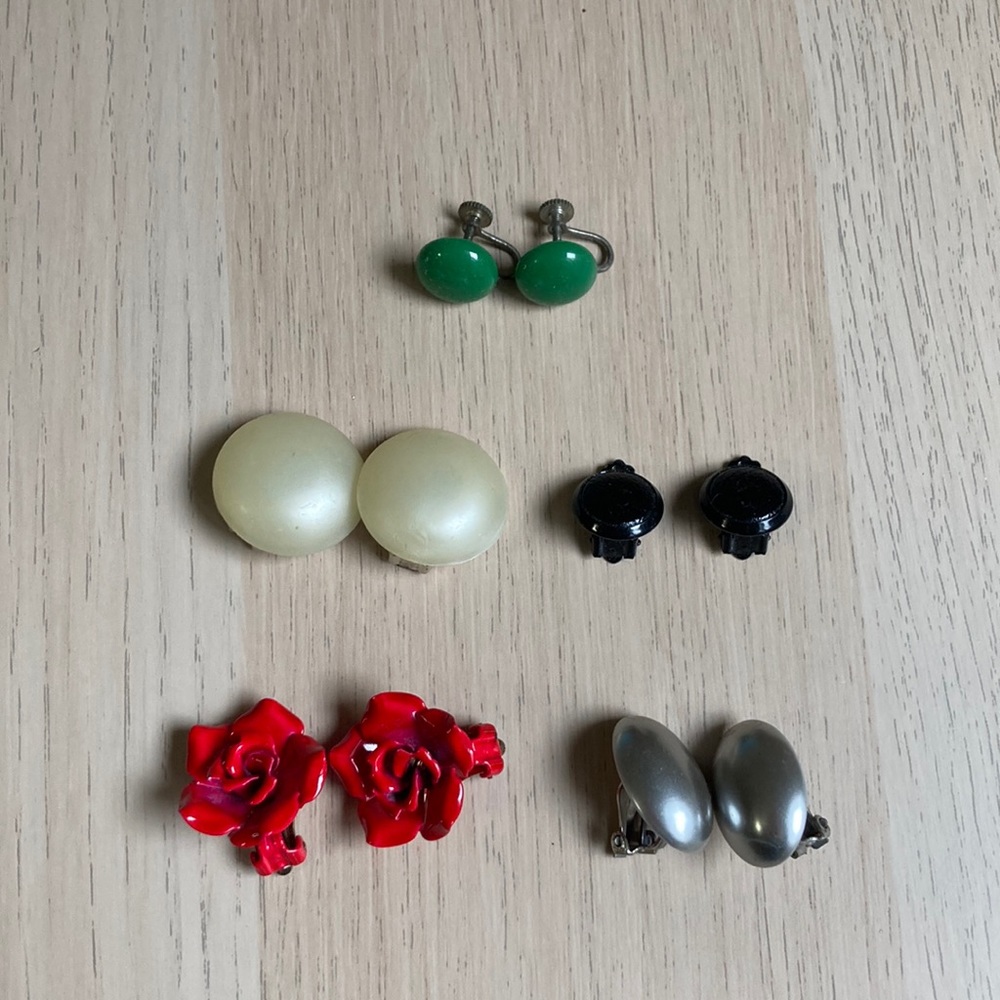Set of vintage clip on earrings, circa 1940, 1950, red rose Pearl green black